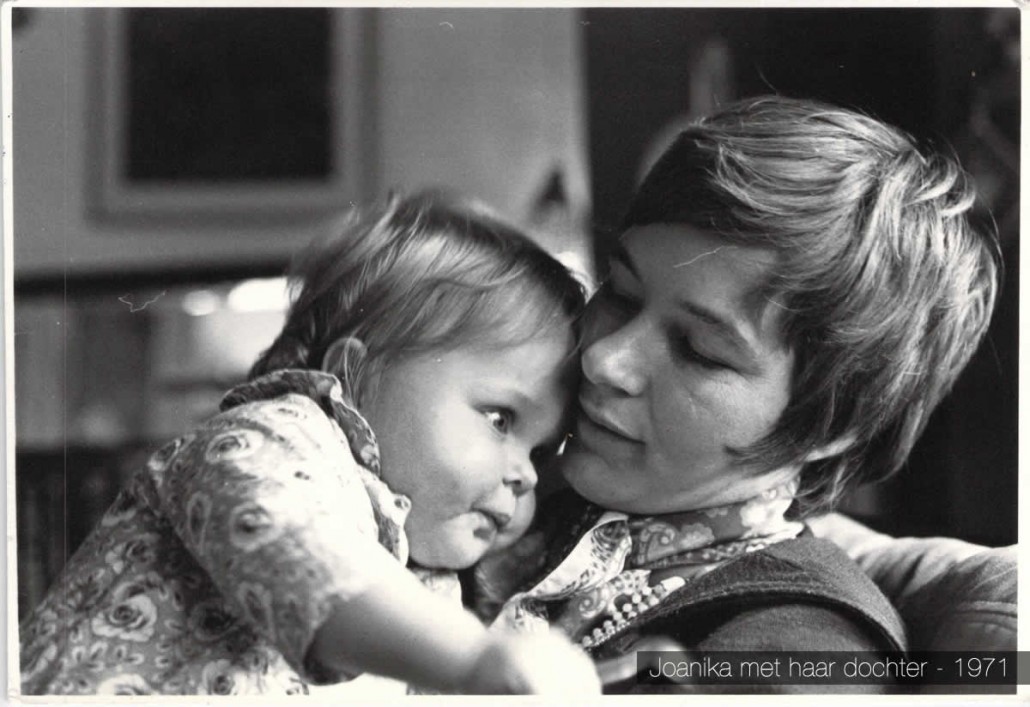 Joanika met haar dochter - 1971