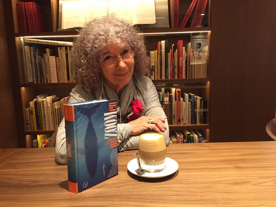 Joanika in de bibliotheek van het Ambassade Hotel in Amsterdam met het boek van Paul Smit